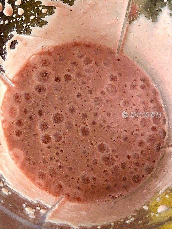 图片自制草莓奶昔/水果冰沙在搅拌机与泡沫
